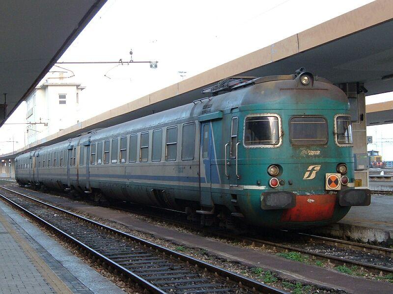 Elektrischer Triebzug ALe 841 011 am 01.02.2006 in Catania C, dieser Zug sieht etwas weniger gepflegt aus.