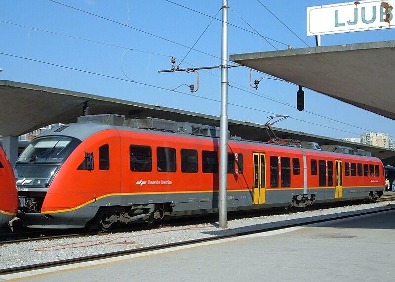 Elektro-Desiro 312-006 (Baureihe 312.0, zweiteilig) am 07.04.2006 in Ljubljana, der Niederflurbereich ist beim Elektro-Desiro 2 Fenster krzer, die Tr entsprechend versetzt wie beim Diesel-Desiro.
