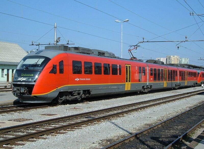 Elektro-Desiro 312-108 (Baureihe 312.1, dreiteilig) am 07.04.2006 in Ljubljana, das Mittelteil hat die Baureihen-Nr. 317 und ist grtenteils niederflurig.