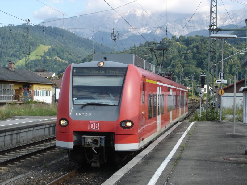 Elektro-Triebwagen 426 032 aus Reutte / Tirol fhrt am 25. Juli 2008 um 18.02 Uhr in den Bahnhof Garmisch-Partenkirchen ein.