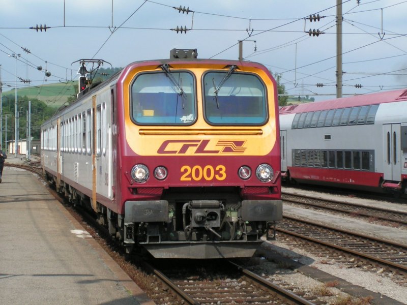 Elektro Triebzug 2003 bei der Ankunft im Bahnhof Ettelbrck aus Richtung Diekirch kommend. 09.06.07