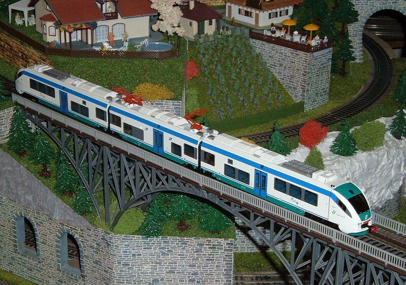 Elektro-Triebzug ME 30 Minuetto der italienischen Firma ViTrains, Artickel-Nr. 1001, die Firma ist neu auf dem Markt, die Diesel-Version MD ist auch angekndigt. Auerdem ist z.Z. lieferbar die italienische Wendezuglok E 464 (ein Fhrerstand), andere italienische und franzsische Modelle sind angekndigt, u.a. auch Doppelstockwagen.