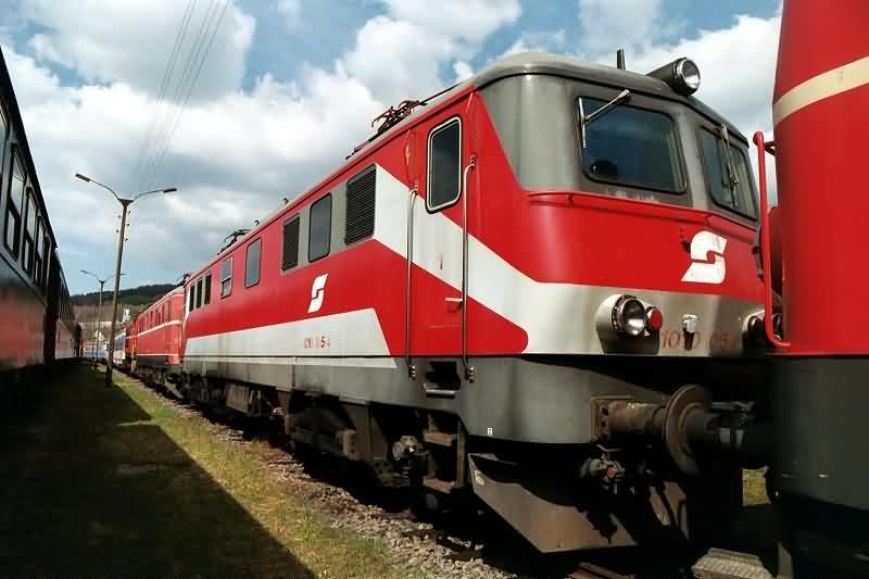 Elektrolokomotive 1010.015 am Gelnde der GEG in Ampflwang am 12.4.2004