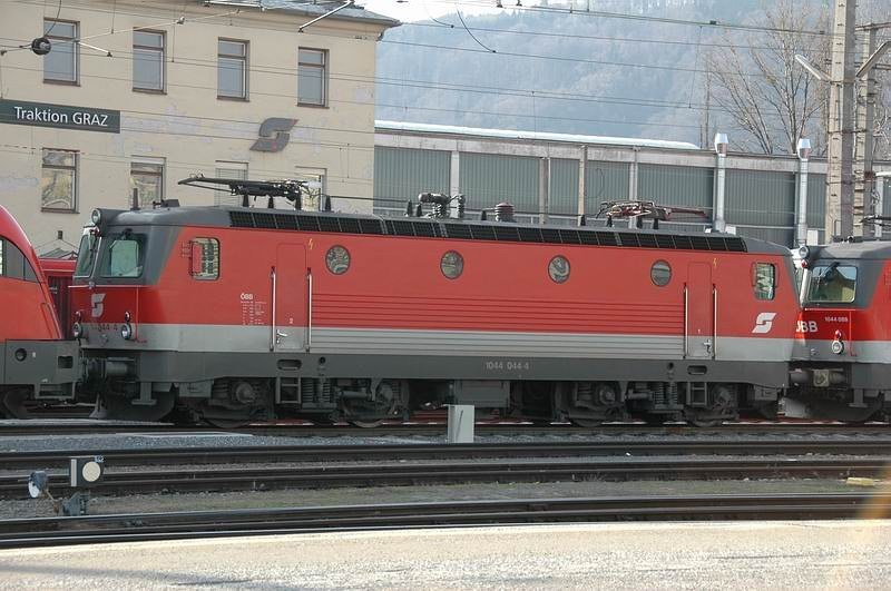 Elektrolokomotive 1044.044-4 abgestellt in Graz Traktion am 14.3.2009