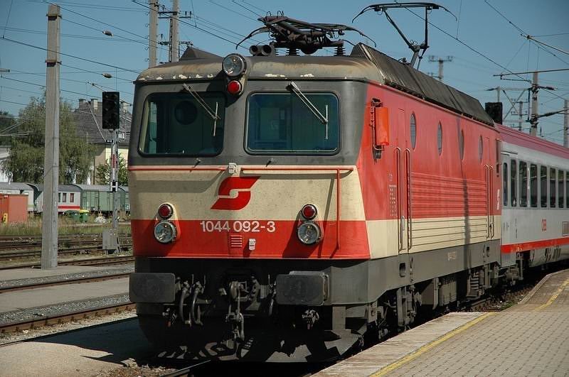 Elektrolokomotive 1044.092 bei der Einfahrt mit einem IC in den Bahnhof Attnang-Puchheim (O�) am 9.9.2006
