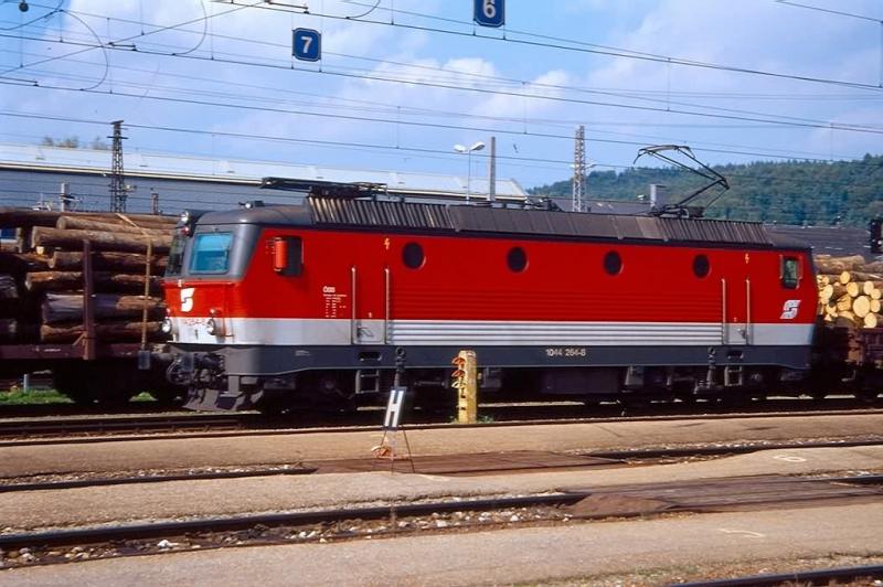 Elektrolokomotive 1044.264-8 vor einem Gterzug im Bahnhof Attnang-Puchheim