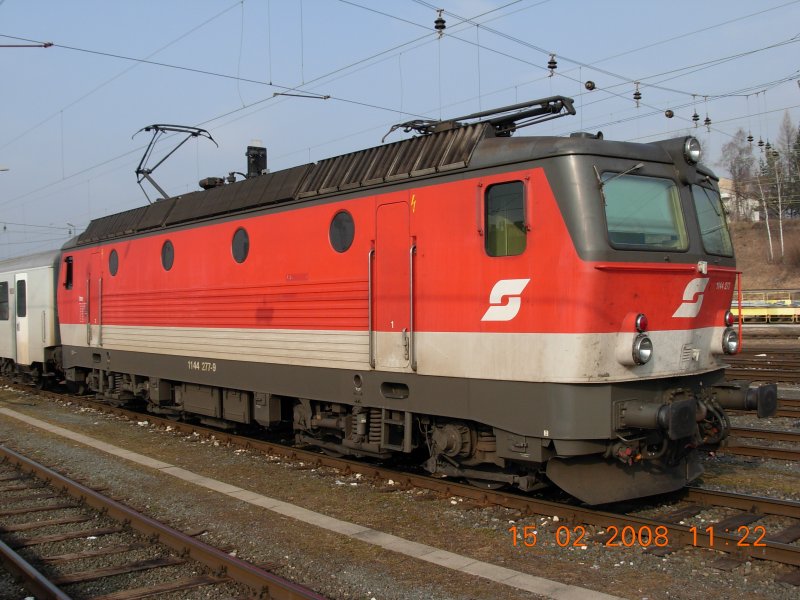 Elektrolokomotive 1144 277-9 der sterreichischen Bundesbahnen 
auf dem Villacher Hauptbahnhof, 15.2.2008