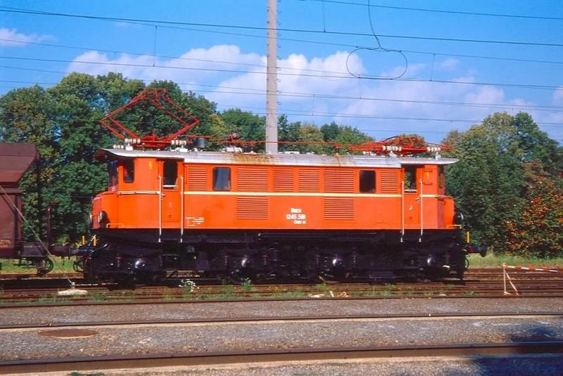 Elektrolokomotive 1245.518 der GEG beim Verschubdienst im Bahnhof Timelkam im Herbst 2003