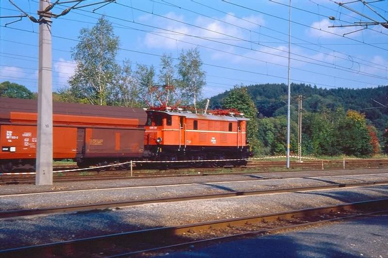 Elektrolokomotive 1245.518 der GEG beim Verschubdienst im Bahnhof Timelkam im Herbst 2003