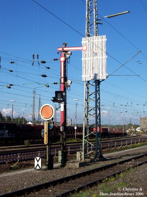 Elektromechanisches Formhauptsignal mit Vorsignal, Ersatzsignal und modernem elektrischen Geschwindigkeitsanzeiger. Der weie Bretterverschlag dient zur besseren Sichtbarkeit des Signals. September 2006.