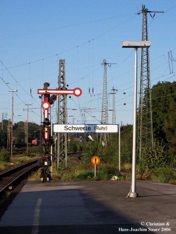 Elektromechanisches Formsignal in Zwergausfhrung mit Lichtsperrsignal in Schwerte 2006