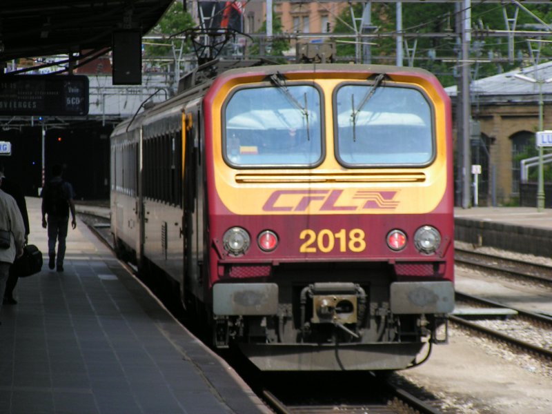 Elektrotriebwagen 2018 der Serie 2000 der CFL im Hauptbahnhof in  Luxemburg am 16.05.2004.