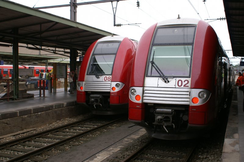 Elektrotriebwagen 2202 und 2208 im Bahnhof Luxemburg, aufgenommen am 17.05.2006.