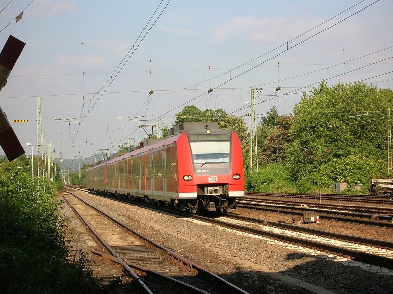 Elektrotriebwagen 425 054-4 als RE 8 nach Mnchengladbach.
Aufgenommen am 7.8.2006 kurt vor Neuwied.