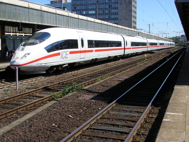 Elektrotriebwagen der Baureihe 403 (ICE 3) in Essen Hbf. Wre toll wenn mir jemand dann den unterschied beim ICE 3 von den Einsystem (BR 403)und Mehrsystem (BR 406) Triebwagen erklren kann????? (wie unterscheide ich am Bild)