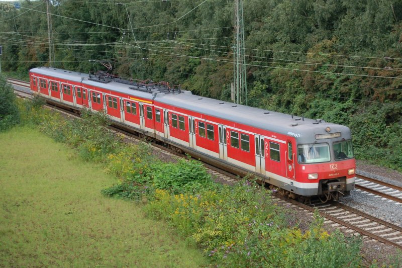 Elektrotriebwagen ET 420 365-9 auf der Linie S9 von Wuppertal nach Haltern zwischen Bottrop Hauptbahnhof und dem Haltepunkt Bottrop-Boy am 15.08.2007.