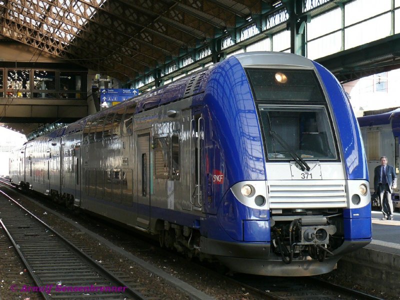 Elektrotriebwagen der Reihe Z24500 (Typ TER2N-NG): Rame 371 in der Bahnhofshalle.
08.06.2007  Lyon-Perrache
