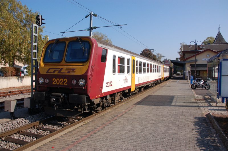 Elektrotriebwagen der Serie 2000, hier CFL 2022 im Bahnhof von Diekirch am 07.10.2007. Der Zug pendelt stndlich zwischen Diekirch und dem Bahnhof Luxembourg.
If the scottish railfan I met there reads this, please give me a hint ;-)