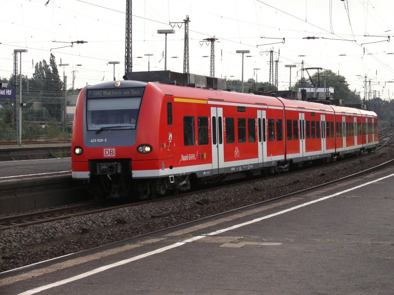 Elektrotriebwagenzug DB 425 529-5 als RB42 mit Ziel Haltern am See im Hauptbahnhof Wanne-Eickel am 04.09.2006.