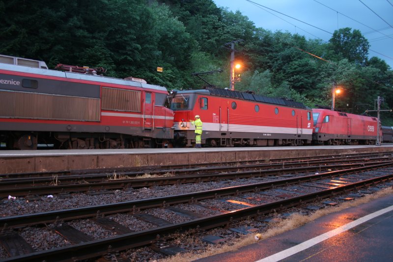 Ellok BR 1144 in Traktion mit einer 1116 (Taurus) beim Verschub einer slowenischen Ellok - 18.05.2008 Bahnhof Spielfeld (Staatsgrenze).