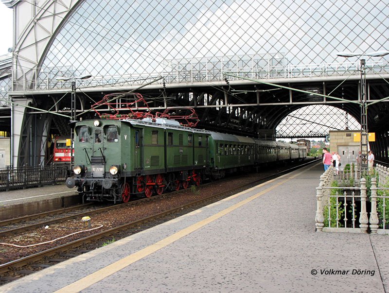 Ellok E 7710 mit dem Sonderzug des Verein Schsischer Eisenbahnfreunde (VSE) -  Dresden-Neustadt, 20.08.2006
