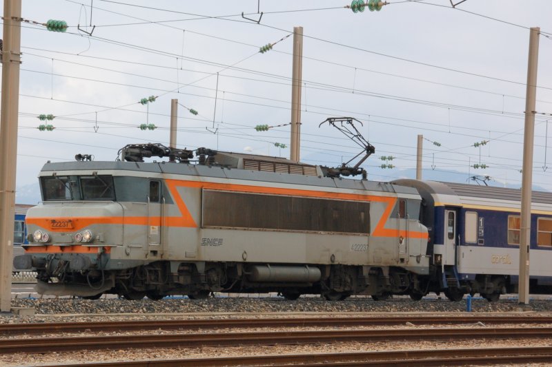 Ellok der SNCF mit der Nummer BB 422237 mit corail-Personenwagen am 30.06.2007 im Vorfeld des Bahnhofes von Cannes und kurz vor Erreichen desselben(Sdfrankreich).