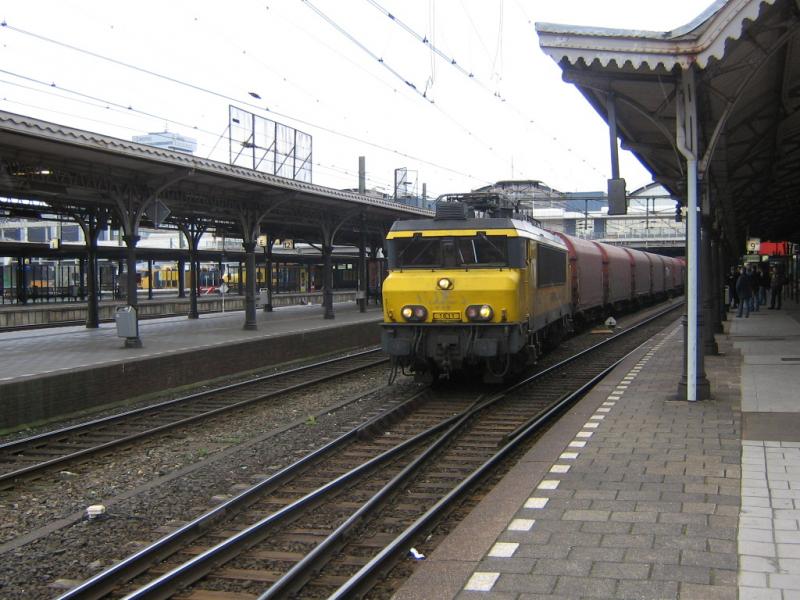 Eloc 1611 met staalwagens als trein 45741 te Utrecht Centraal, 8 april 2006