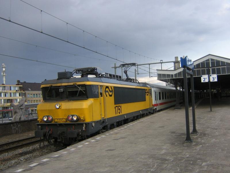 Eloc 1751 in Hengelo als trein 142 naar Amsterdam Centraal, 22 maart 2006