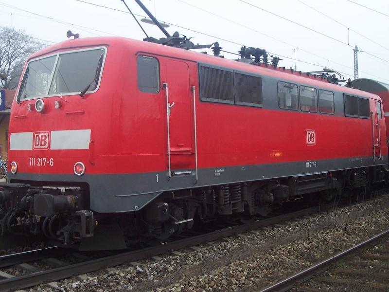 Elok 111 217-6 auf dem Weg von Ulm nach Mnchen mit einer Garnitur Doppelstockwgen mit Steuerwagen Bauart Wittenberger.