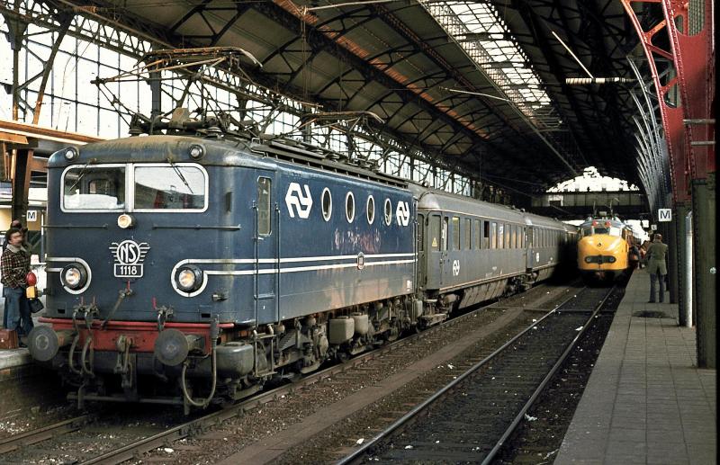 Elok 1118 nog in Originalzustand. Utrecht Hbf anfang siebziger Jahre. Dia sammlung Frank Firet