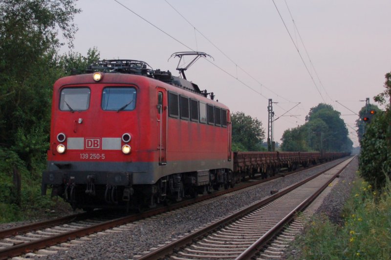 Elok 139 250-5 (BR 139 ist eine Variante der BR 140 mit elektrischer Widerstandsbremse) am 02.08.2007 in Castrop-Rauxel am Bahnbergang Beckumer Strae. Die Lok ist mit einem reinen Flachwagenzug unterwegs.  