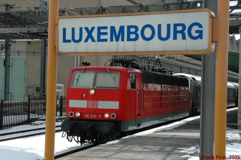 Elok 181 219-7 steht abfahrbereit mit der IC richting Trier. 27.02.2005.