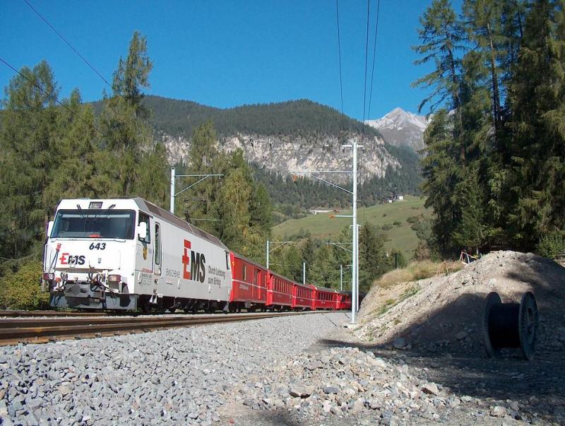 Elok 643 befhrt das neue doppelgleis zwischen das berhmte Landwasserviadukt (Landwassertunnel) und Bahnhof Filisur. 05-10-2004