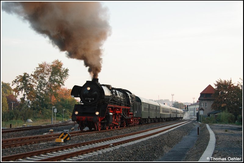 Elstertalexpress 2007: 41 1144 drckt am Morgen des 23.09.07 ihren Zug zurck an den Bahnsteig in Gera Hbf.