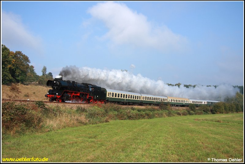 Elstertalexpress 2008: Am 27.09.08 hat sich bei Rebersreuth im Vogtland die Sonne durch den Nebel gekmpft und bestrahlt nun 41 1144 mit ihrem stilechten DR-Fernreisezug.