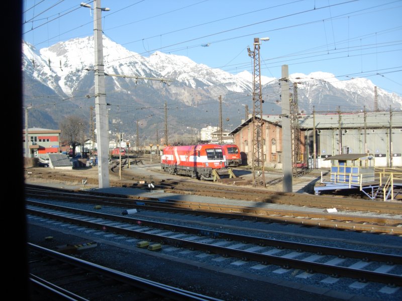 Em 1116 Taurus sterreich steht abgestellt in Innsbruck HBF. Bild aus dem Regionalexpress nach Lindau.