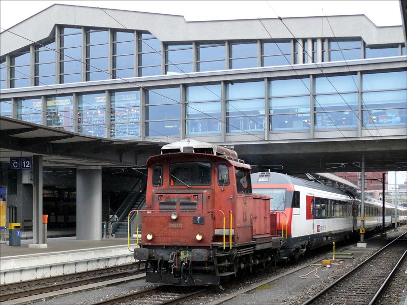 Em 3/3 18822 beim Rangieren mit einem IC-Steuerwagen; Basel SBB, 25.03.2009
