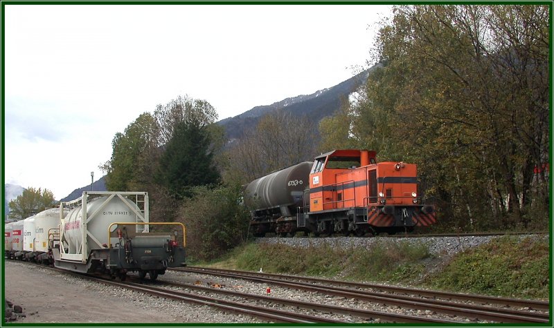 Em 3/3 837 911-7 der Holcim Werke schiebt  Normalspurgterwagen ber die Rheinbrcke ins Zementwerk. Untervaz 09.11.2006
