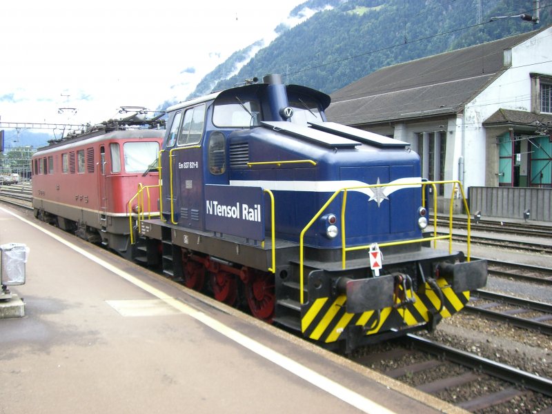 Em 837 821 von Tensol Rail wird von einer Ae6/6 durch Erstfeld gezogen. (16.08.2007)