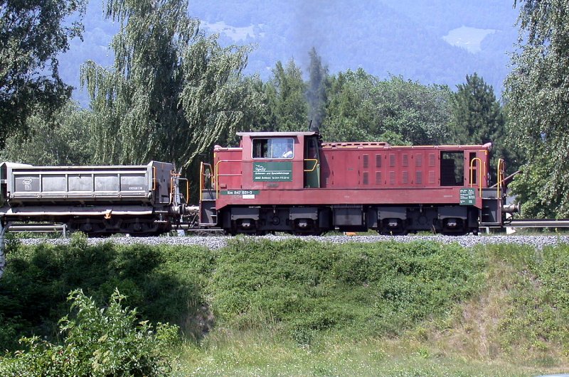 Em 847 851-3 der Cementwerke Untervaz schiebt einen Zug aus Schotter- und Cementsilowagen vom bergabebahnhof bei Untervaz rckwrts ber den Rhein ins Gelnde der Holcim. (03.07.2006)