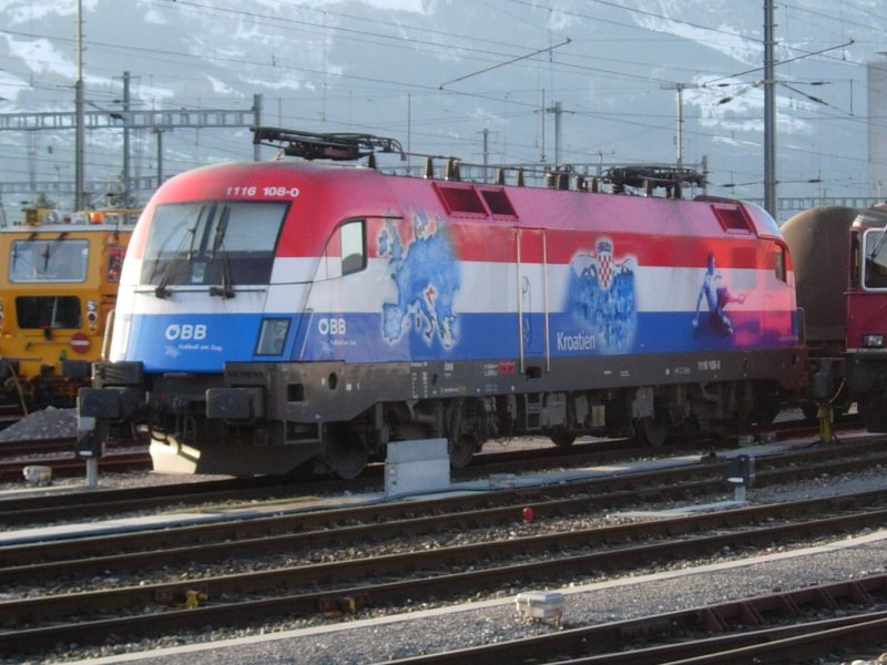  EM-Kroatien  wartet in Buchs mit einem GZ nach Linz auf den Lokfhrer. 29.03.08