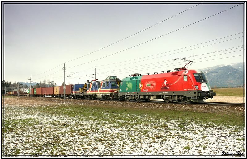 EM-Lok 1016 025 Portugal fhrt mit einem Gterzug von Villach nach Wien Zvbf.Am Haken der X401 001 Tunnel-Untersuchungswagen.
Zeltweg 22.3.2008