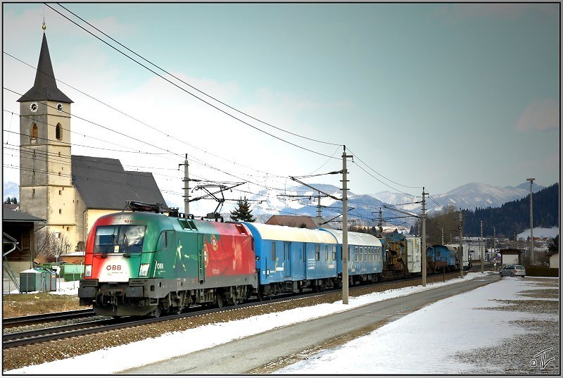 EM-Lok 1016 025 Portugal fhrt mit einem Trafozug durch Kammern.
15.02.2009