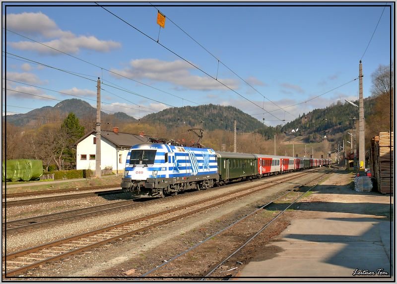 EM-Lok 1116 007 Griechenland fhrt mit einem Sonderzug von Villach nach Wien Sd.
Thalheim-Pls 5.4.2008