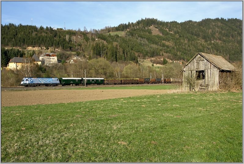 EM-Lok 1116 007 Griechenland fhrt mit dem Gterzug 54565 von Bruck an der Mur nach Villach.
Schlo Sauerbrunn Thalheim 10.04.2009
