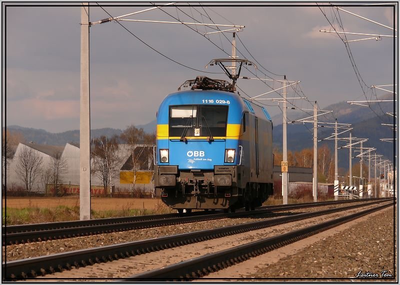 EM-Lok 1116 029 Schweden fhrt als Lokzug von Knittelfeld nach Zeltweg.
Lind bei Zeltweg 16.04.2008