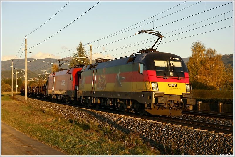 EM-Lok 1116 036 und eine weitere 1116 fahren mit einem Gterzug in Richtung Villach. Spielberg 17.10.2008