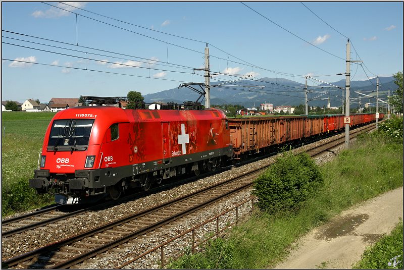 EM-Lok 1116 075 Schweiz fhrt mit einem Schrottzug in Richtung Villach.
Zeltweg 13.06.2009