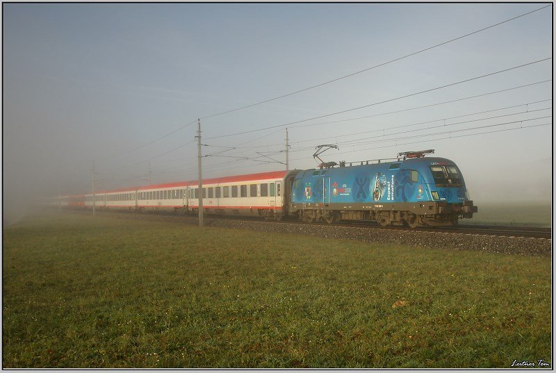 EM-Lok 1116 080 UEFA fhrt mit IC 532  KELAG Energie Express  von Villach nach Wien.
Lind bei Zeltweg 2.11.2008