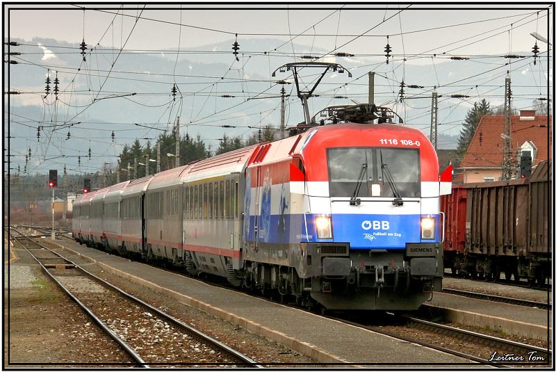 EM-Lok 1116 108 Kroatien fhrt mit EC 536  Jaques Lemans  von Villach nach Wien Sd in den Bahnhof Zeltweg ein.
16.03.2008
